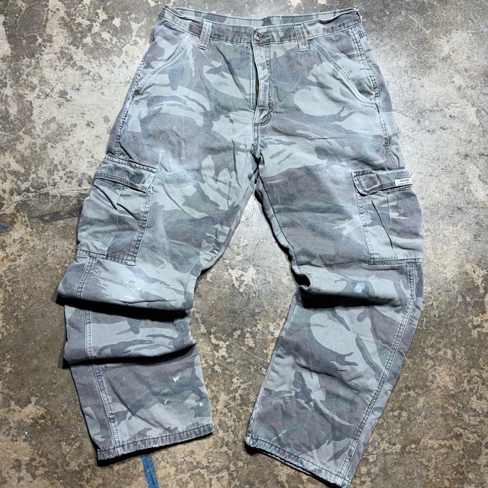 Wrangler Fleece-Lined Camo Cargo Pants Mens Workwear Distressed